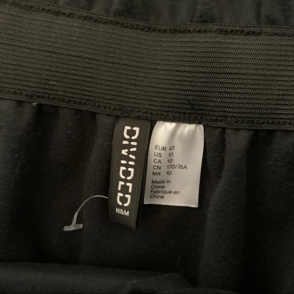 H&M black faux leather skirt - Picture 4 of 8